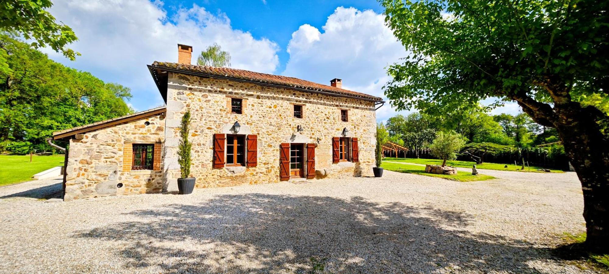 Villa Tagibao Avec Piscine Chauffee Et Spa Lesterps Exterior foto