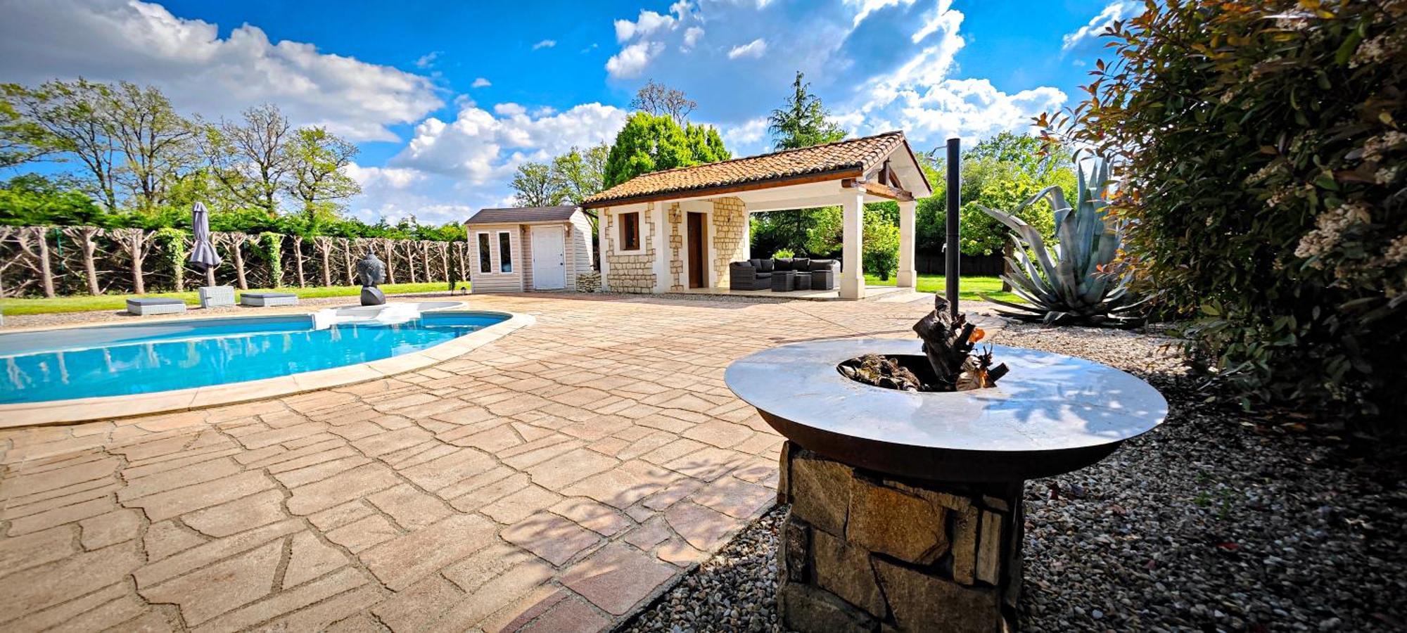 Villa Tagibao Avec Piscine Chauffee Et Spa Lesterps Exterior foto